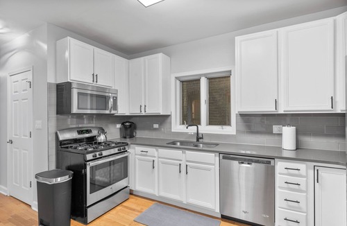 West Town Apartment | 4 br/3ba, Great for Large Groups, Garage Parking. Spacious and updated!