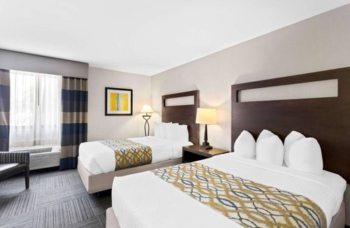 Naperville Hotel | 4 Charming Units Near Downtown Naperville - Free Breakfast and Parking!