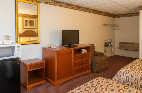 Campbelltown Hotel | 4 Comfortable Units Close to Hershey Theatre, FREE Parking, FREE Breakfast!