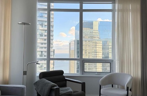 Downtown Toronto Apartment | 40th Fl Designer Lakeview 2BR PATH & Union Access
