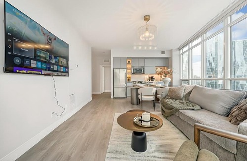 Downtown Toronto Apartment | 40th Fl Designer Lakeview 2BR PATH & Union Access