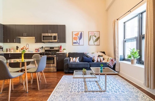 Near South Side Apartment | 420 friendly 3BR/2BA heaven with optional parking