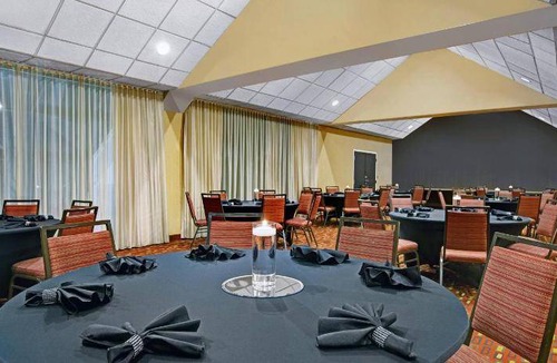 Elmhurst Hotel | 49 m² Hotel ∙ 10 guests
