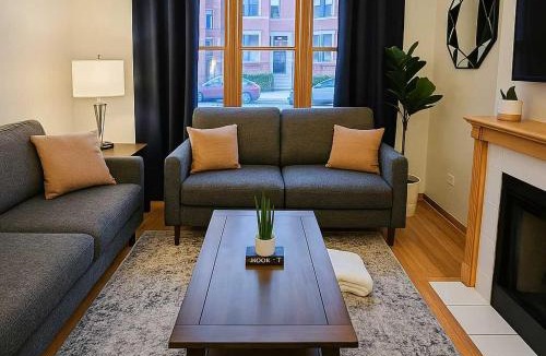 Pulaski Park Apartment | 4BR Near Downtown & Wicker Park - Bosworth 2