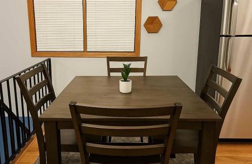 Pulaski Park Apartment | 4BR Near Downtown & Wicker Park - Bosworth 2