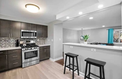 Fox Valley House | 4BR Near Woodfield Mall & Metra | LCP Collection