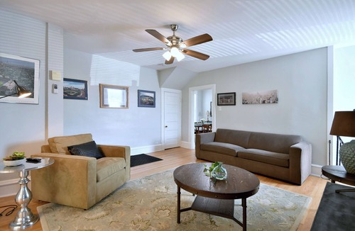 Oak Park Apartment | 5 bedroom with 5 beds and 2 bathrooms