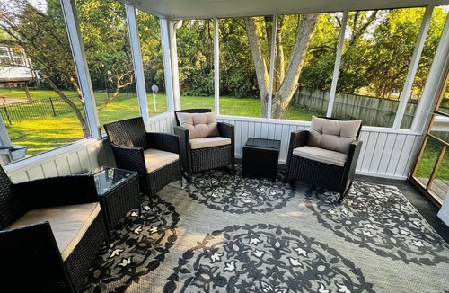 Bloomington House | 5 BR 2.5 Bath Retreat Great for Families & Groups