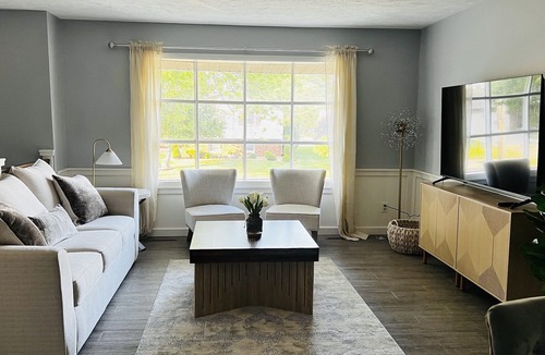 Bloomington House | 5 BR 2.5 Bath Retreat Great for Families & Groups