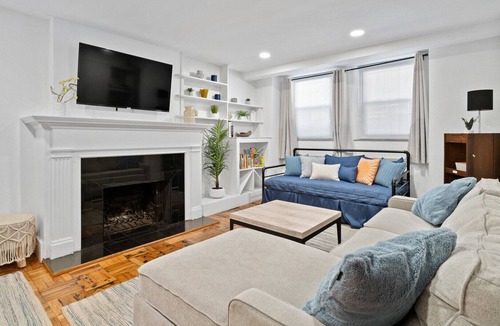 Old Town Triangle Condo | 5 min walk to the Lincoln Park Zoo!!