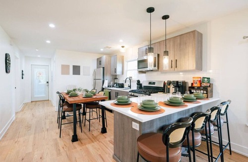 Pilsen Apartment | 5 Mins to Downtown CHI Sleeps 10 - Parking + Games