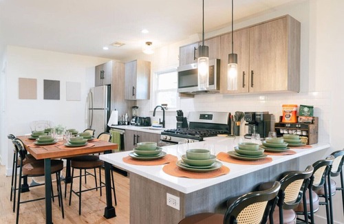 Pilsen Apartment | 5 Mins to Downtown CHI Sleeps 10 - Parking + Games