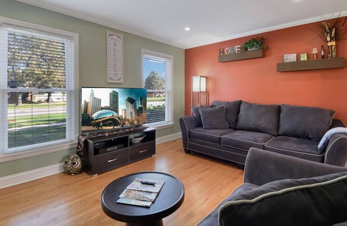 Melrose Park House | 5 Star Cozy Entire Furnished Monthly Home with 2 car garage