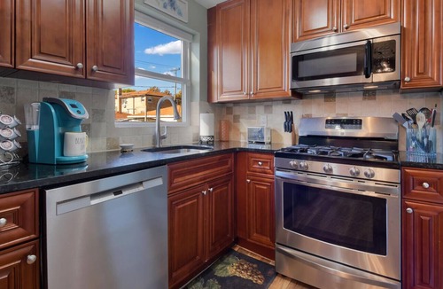 Melrose Park House | 5 Star Cozy Entire Furnished Monthly Home with 2 car garage