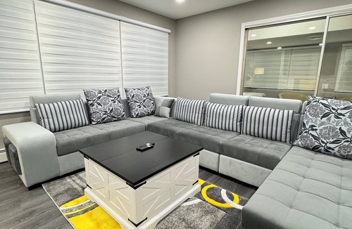 Des Plaines House | 5 Star Luxury Stay Near Chicago O'hare Airport, King Beds