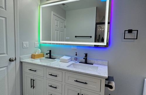 Des Plaines House | 5 Star Luxury Stay Near Chicago O'hare Airport, King Beds