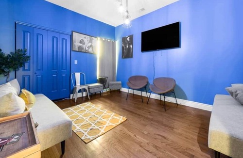 Grand Boulevard Condo | 50 Shades Of Blue Suite