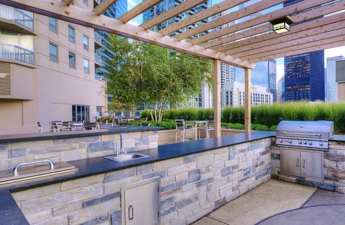 Downtown Chicago Hotel | 50th Floor Mag Mile Studio VIEW, Pool, Gym, Balcony