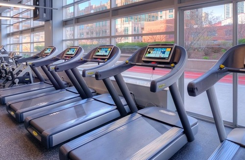Downtown Chicago Hotel | 50th Floor Mag Mile Studio VIEW, Pool, Gym, Balcony