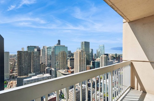 Downtown Chicago Apartment | 53 Floor MagMile Penthouse Views, Balcony, Pool