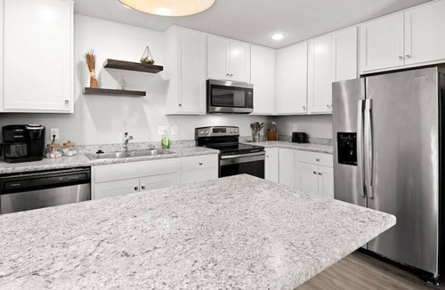 Orange Prairie Apartment | 5C · Urban Oasis - Grand Prairie - 15min OSF & Downtown