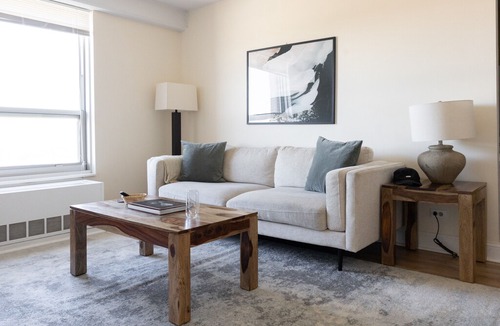Ravenswood Apartment | 5min to Wrigley, Aragon | Quiet w/ View | Zencity