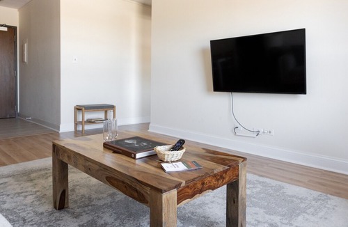 Ravenswood Apartment | 5min to Wrigley, Aragon | Quiet w/ View | Zencity