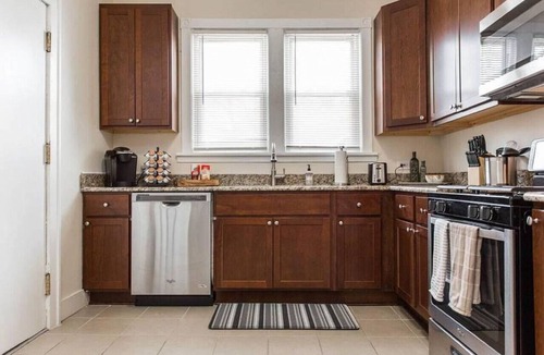 Libertyville House | 6 bedroom Home with 2 living spaces in DT Libertyville near Corp HQs & Naval Base