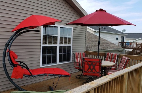 Lawndale House | 6 bedrooms, 3 full bathrooms. 10 minutes to State Farm, Rivian, and ISU.