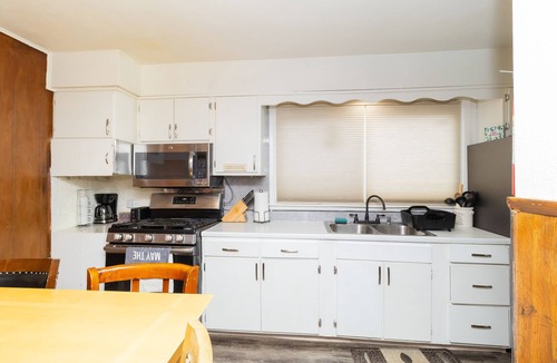 North Chicago House | 6 Min to Naval Station Great Lakes,Six Flags, RFU Medical Center,FHCC,Commissary