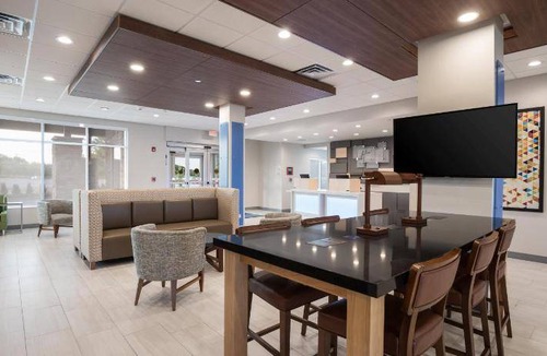 Hoffman Estates Hotel | 65 m² Hotel ∙ 127 guests