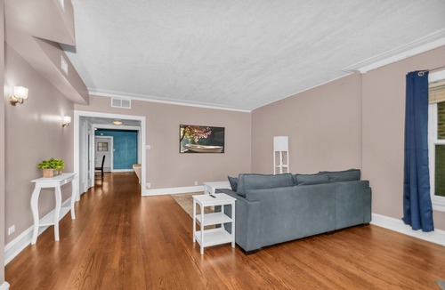 West Ridge Apartment | 6Br 2Ba + 3 Car Garage in Chicago's Northside