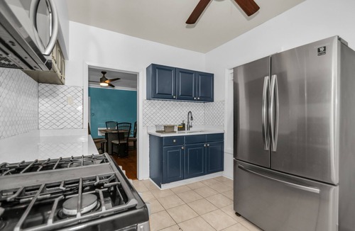 West Ridge Apartment | 6Br 2Ba + 3 Car Garage in Chicago's Northside