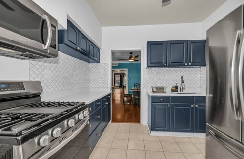 West Ridge Apartment | 6Br 2Ba + 3 Car Garage in Chicago's Northside