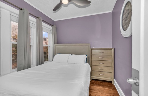 West Ridge Apartment | 6Br 2Ba + 3 Car Garage in Chicago's Northside