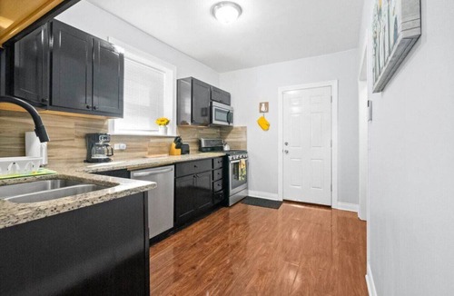 Greater Grand Crossing Apartment | 7614 St. Lawrence · 2 BR w Private Parking & Yard - btw I-90 & I-94