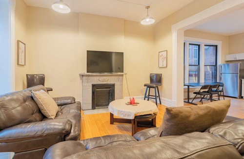 Lake View East House | 7BR Apartment City Escape Near Cubs + Laundry Ready