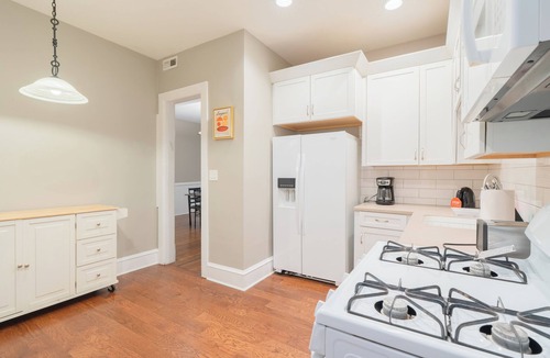Lake View East House | 7BR Apartment City Escape Near Cubs + Laundry Ready