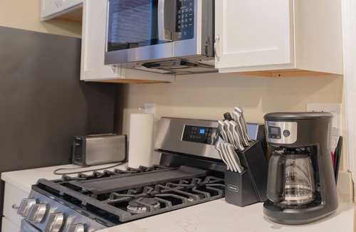 Lake View East House | 7BR Apartment City Escape Near Cubs + Laundry Ready