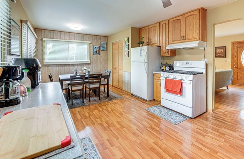 Streamwood House | 8 Mi to Nature Center: Streamwood Gem w/Yard!
