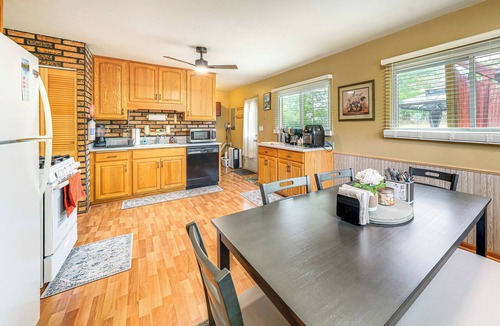 Streamwood House | 8 Mi to Nature Center: Streamwood Gem w/Yard!