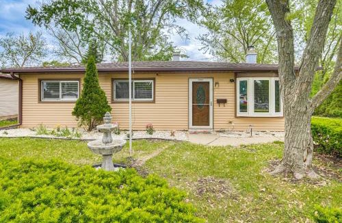 Streamwood House | 8 Mi to Nature Center Streamwood Gem with Yard!