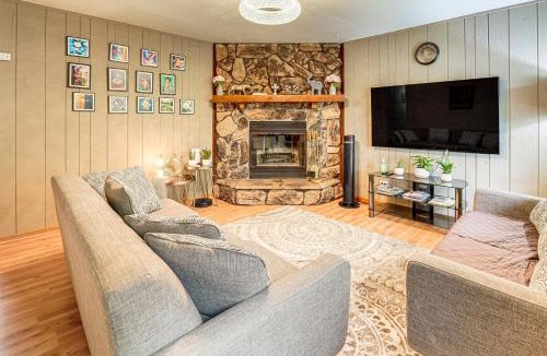 Streamwood House | 8 Mi to Nature Center Streamwood Gem with Yard!