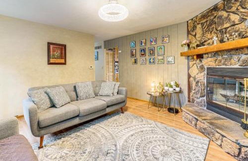 Streamwood House | 8 Mi to Nature Center Streamwood Gem with Yard!