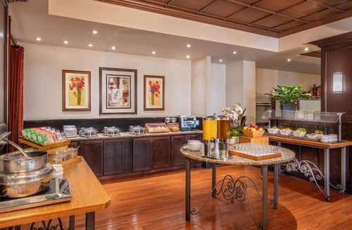Skokie Hotel | 80 m² Hotel ∙ 127 guests