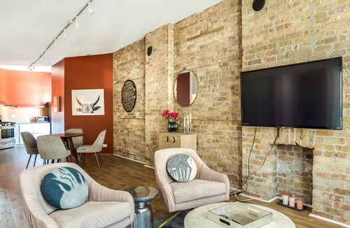 River North Condo | 858 2N - BEAUTIFULLY remodeled flat downtown