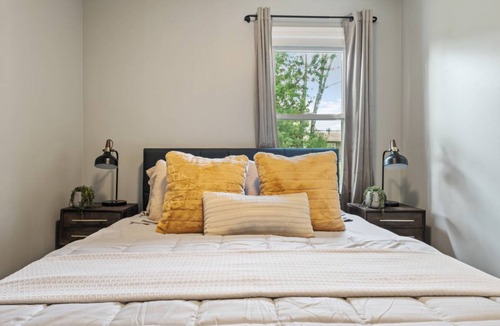 Streamwood House | 88 m² House ∙ 3 bedrooms ∙ 8 guests