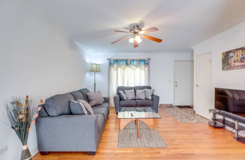 Glendale Heights House | 90 m² House ∙ 3 bedrooms ∙ 6 guests