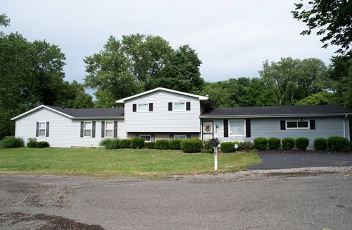 Mitchell House | A Big Sprawling house on a large lot -15 to Downtown St Louis