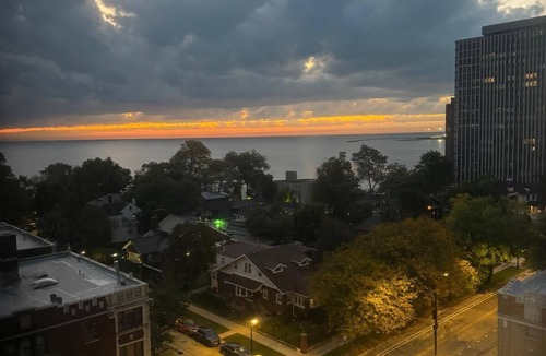 South Shore Apartment | A Chic 8th Floor Studio Inside Vintage Style Building With Spectacular Lake View